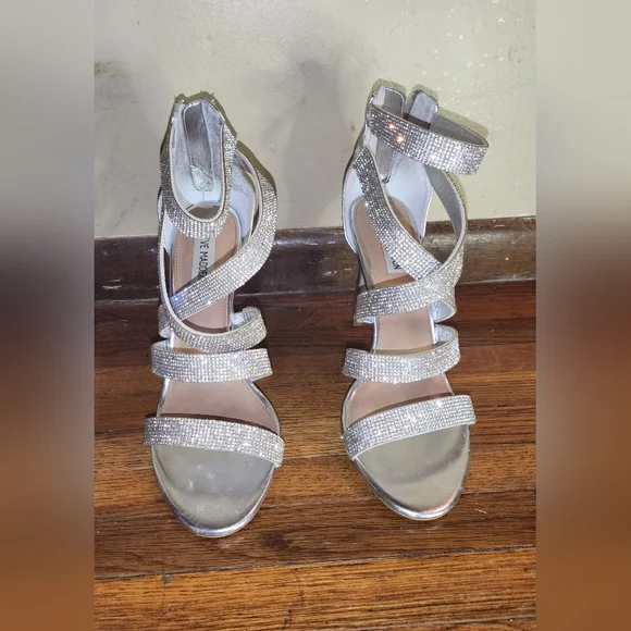 Womens Size 10M .. Silver Steve Madden High Heels - Picture 2 of 5
